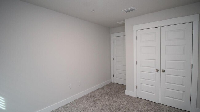 Building Photo - 1635 Iroquois Ct