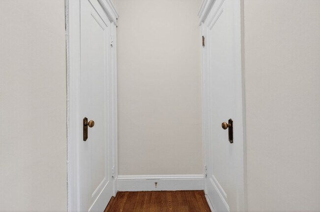 Building Photo - 118 Riverway St