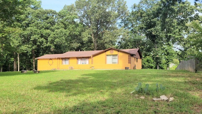 Building Photo - Beautiful home with lots of exterior space!