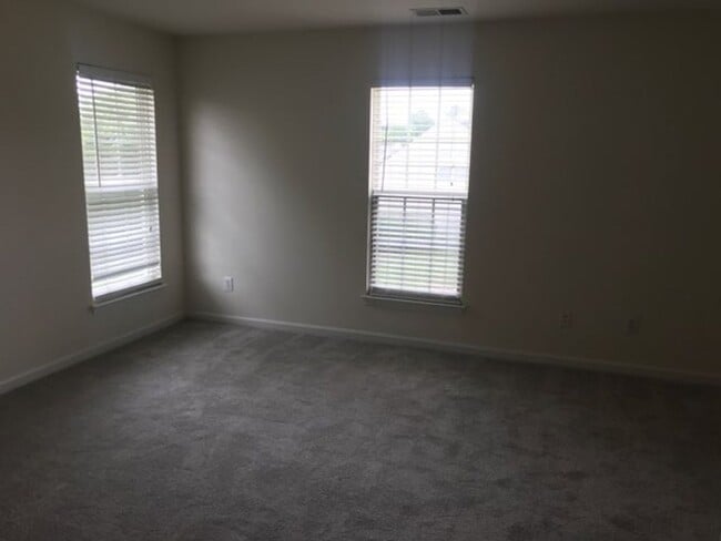 Building Photo - Spacious 4-bedroom home