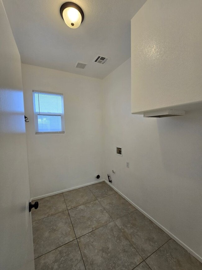 Building Photo - Spacious Two-Story Home in a Cul-de-Sac Location