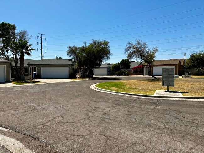 Building Photo - UPDATED 3 BEDROOM 2 BATHROOM CONVENIENTLY ...