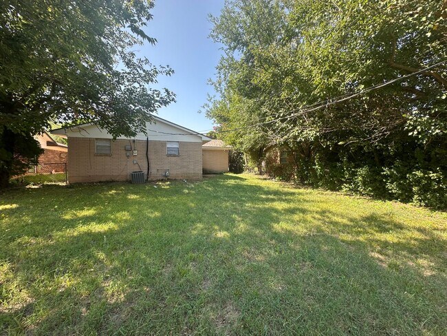 Building Photo - 3 bed 1.5 bath 1 car garage