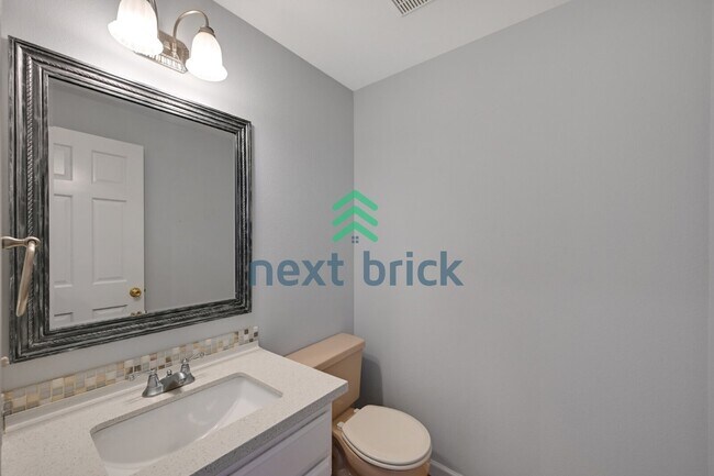 Building Photo - "Spacious 4-Bedroom Retreat with 2.5 Baths in Charming Sammamish Setting"