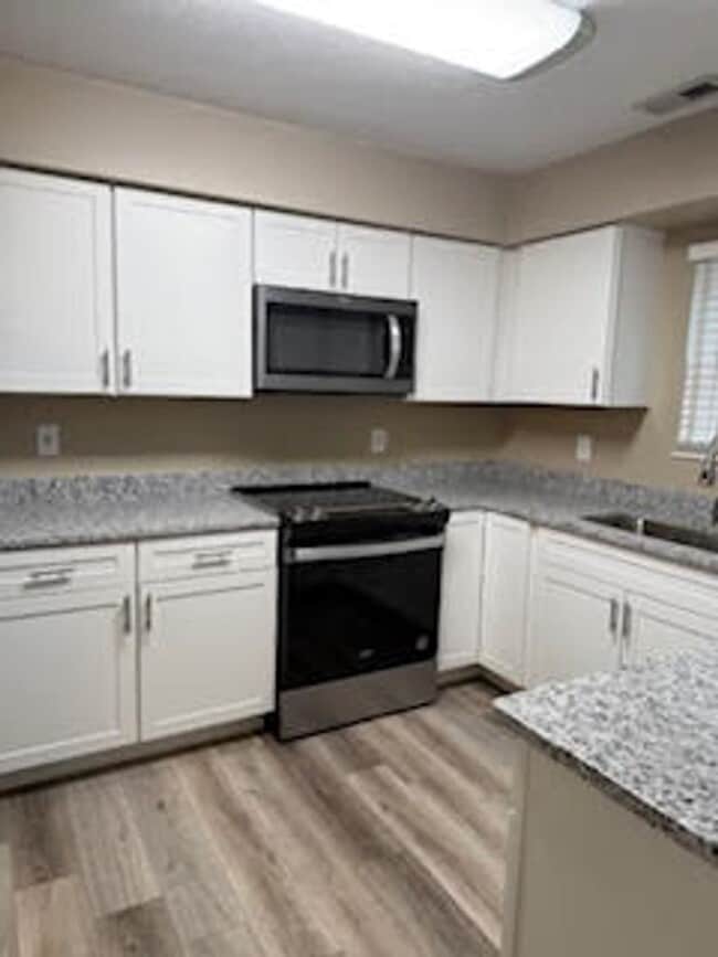 Building Photo - Knoxville 37934 - 2 bedroom, 2 bath condo - Contact Susan Niedergeses (865) 300-4722