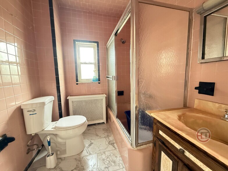 Building Photo - 3070 Coddington Ave