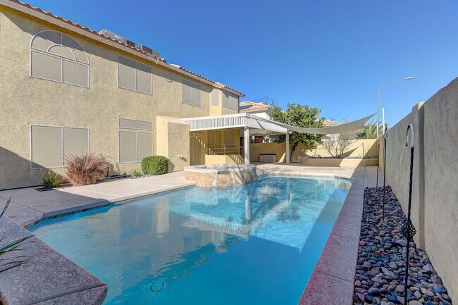Building Photo - 5 bed / 3 bath / 3 car with Pool & Spa