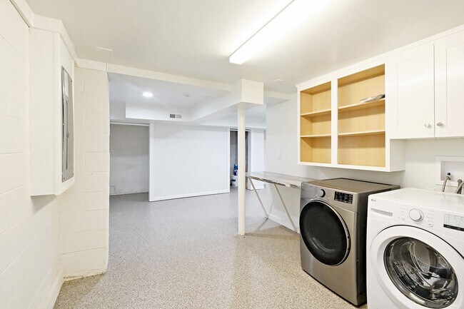 Building Photo - Move-in Ready Small Pet-Friendly Home