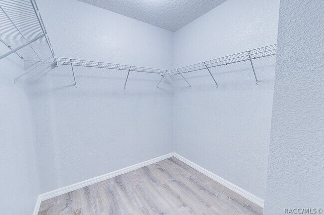 Building Photo - 320 W Runyon Loop