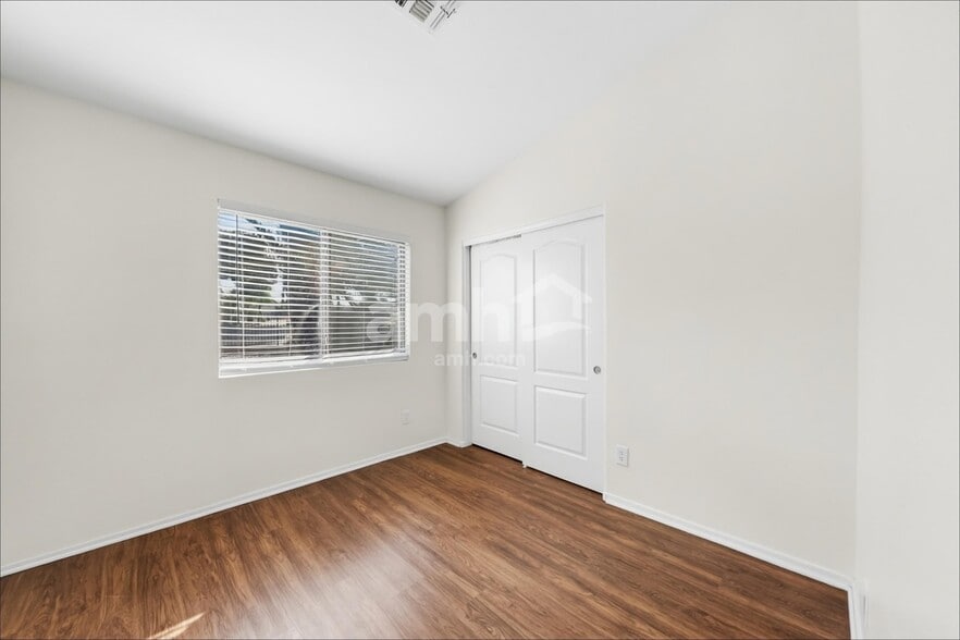 Building Photo - 30300 N Royal Oak Way