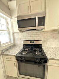 Building Photo - 2 Bedroom Townhome