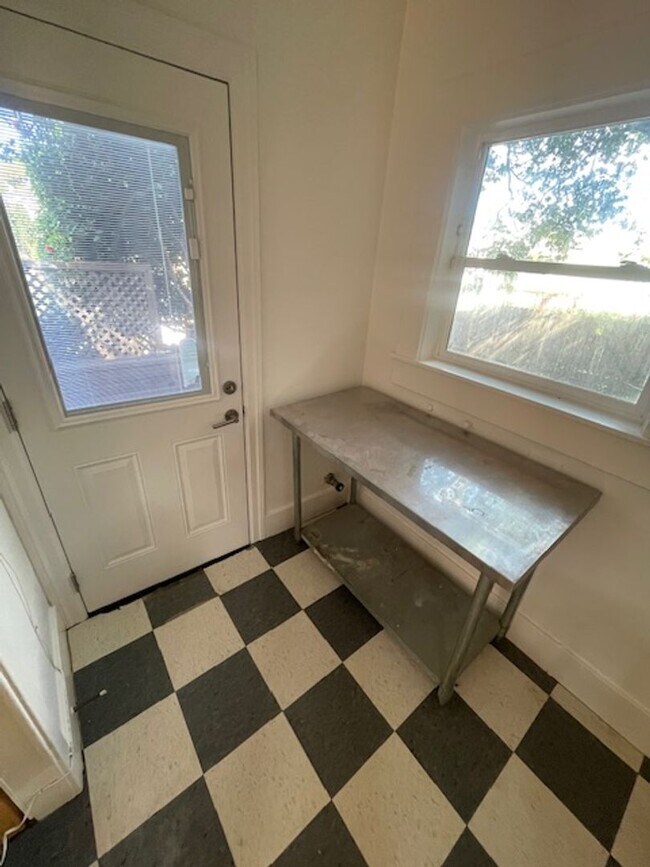 Building Photo - Great House in Oakland! 2 Beds, 1 Bath