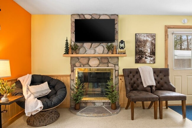 Building Photo - Fully Furnished 2-Bedroom Home Near Hodenp...