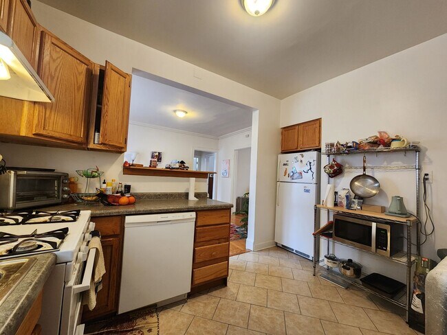 Building Photo - Spacious 2 Bed/1 Bath In Andersonville