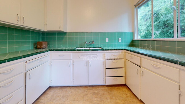 Building Photo - 857 Pacific St