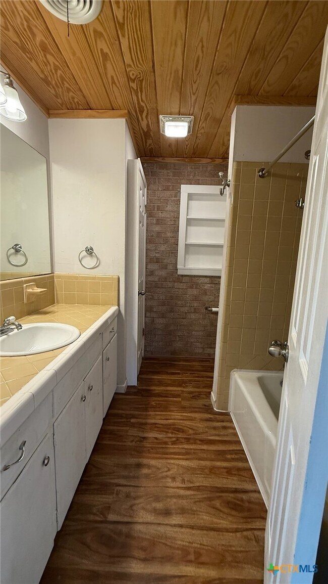 Building Photo - 301 Highland Dr