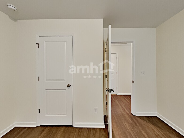 Building Photo - 227 Ivy Brook Dr