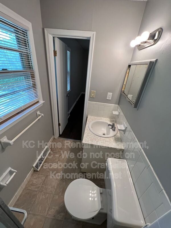 Building Photo - 6708 W 71st Terrace