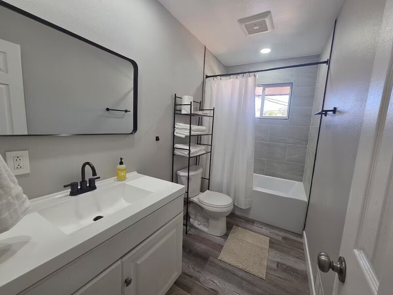 Building Photo - 1031 Erie St