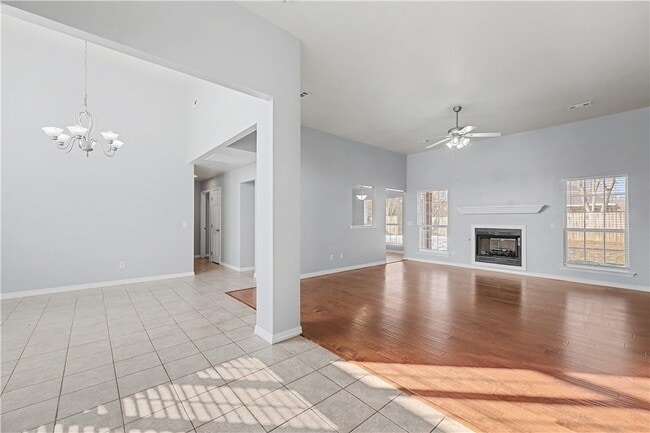 Building Photo - 585 Lynn Dr