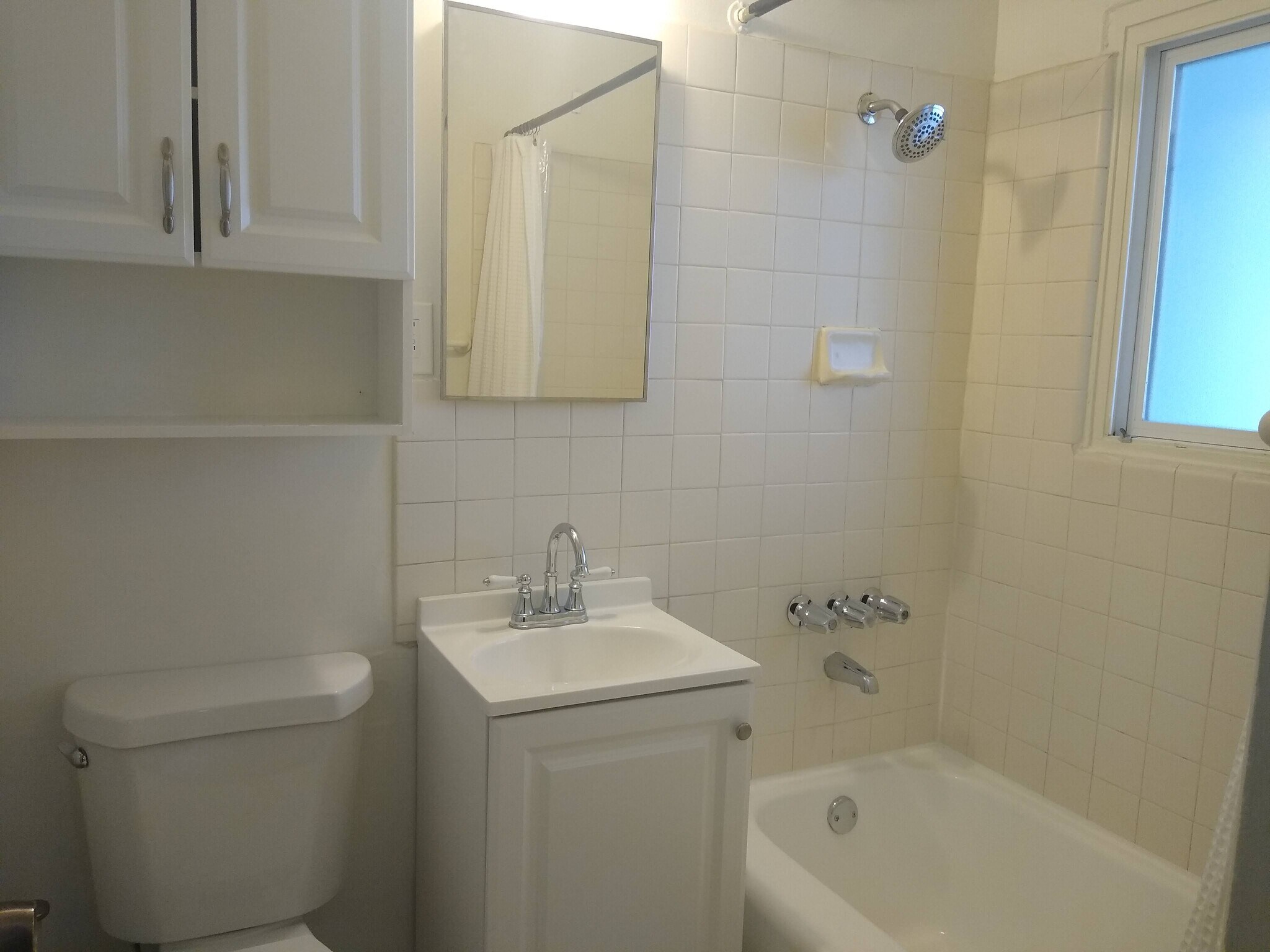 Full bathroom with tub. - 4127 Everts St