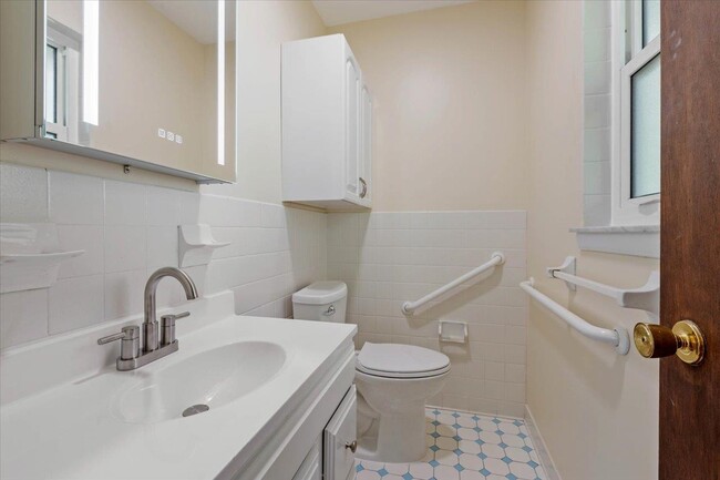 Building Photo - 1807 Ivan Dr
