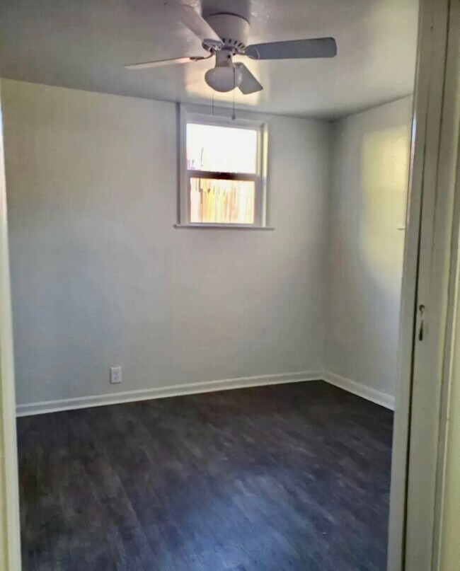 Building Photo - One Bedroom Apartment in Greeley Available Now!