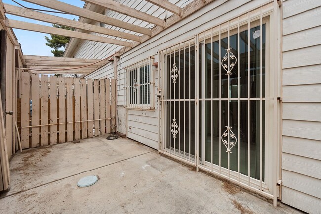 Building Photo - 1 Bedroom Townhouse With Hardwood Flooring...
