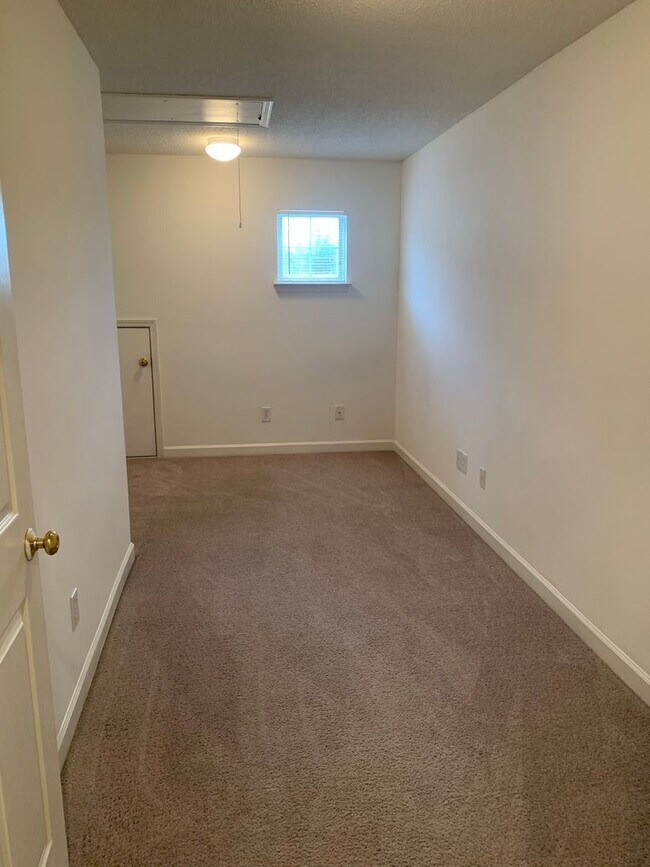 Building Photo - 1541SF 3BR 2.5BA