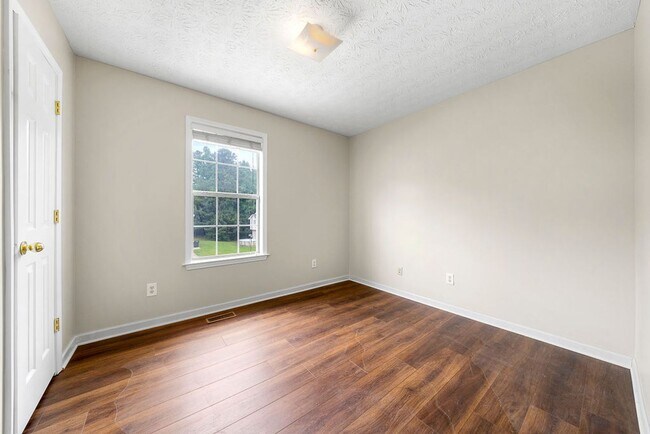 Building Photo - SPACIOUS 3 BED /2 BATH HOME