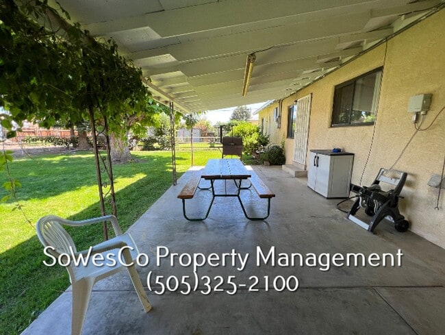 Building Photo - FULLY FURNISHED  3 Bedroom - Short or Long...