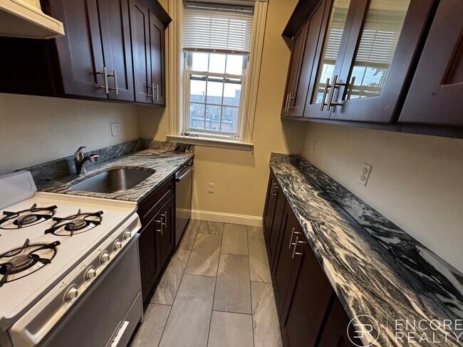 Building Photo - 15 Glenville Ave