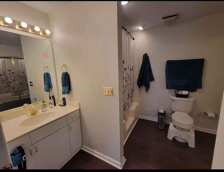 Building Photo - Room in Condo on Balfour Rd