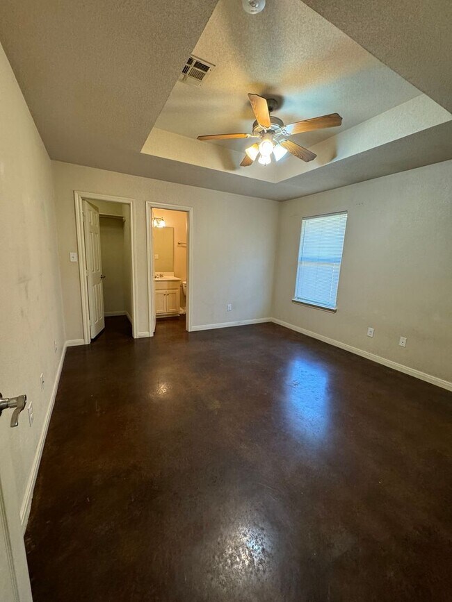 Building Photo - Taylors Crossing 2302