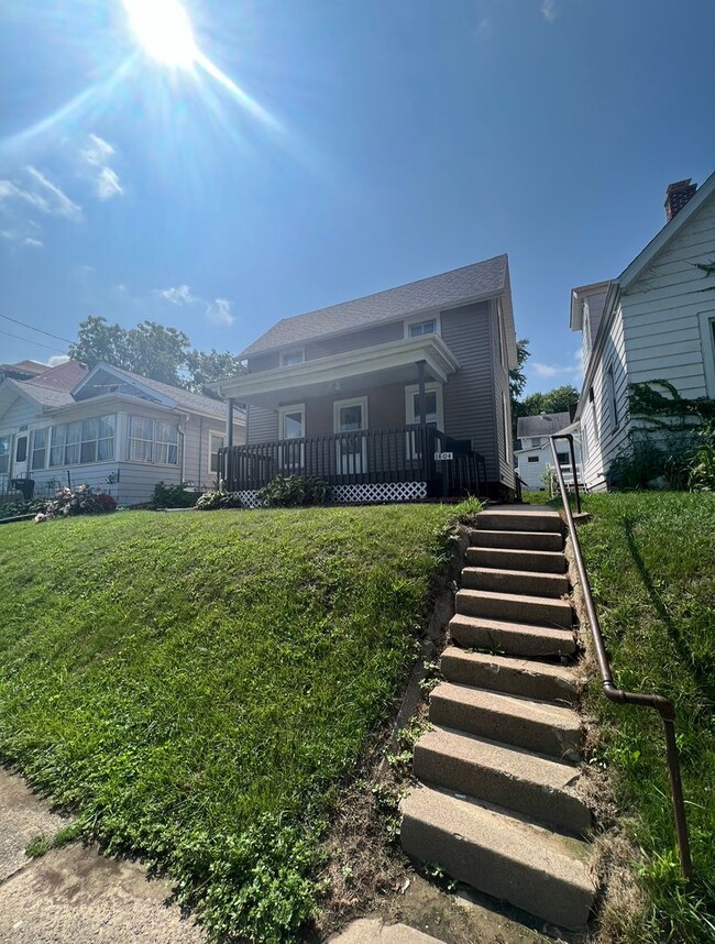 Building Photo - Updated 3BR Home with Central Air in Moline