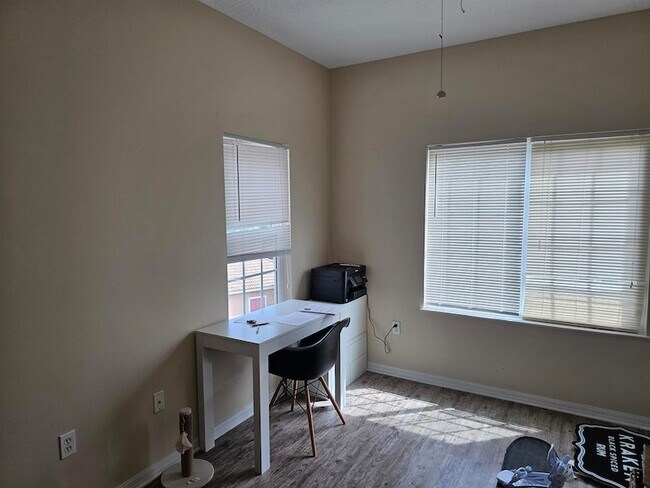Building Photo - 605 Fairway Dr