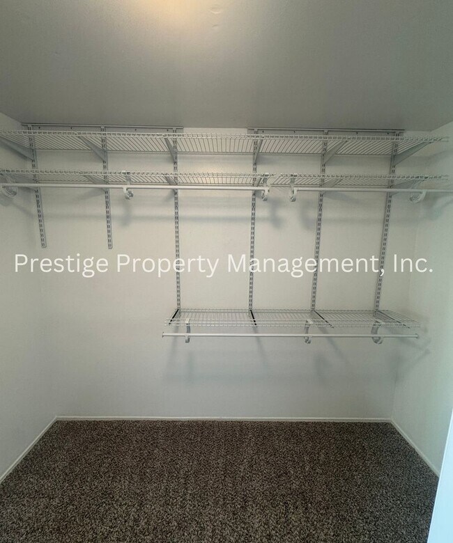 Building Photo - Beautiful Townhouse Overlooking The Golf C...