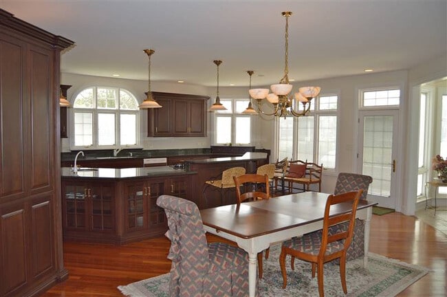 Building Photo - 711 Berkshire Ct