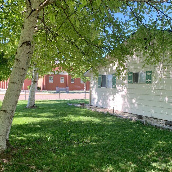 Building Photo - 324 E Dewey Ave