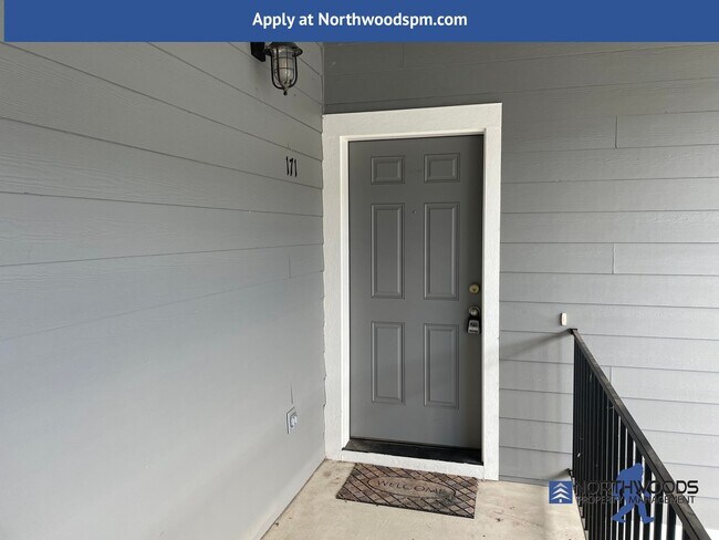 Building Photo - Very Nice 2 Bedroom 1 Bath Upstairs Apartment