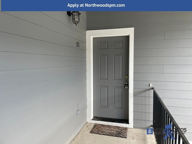 Building Photo - Very Nice 2 Bedroom 1 Bath Upstairs Apartment****$500.00 OFF FIRST MONTHS RENT******Move In Special