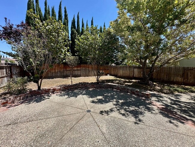 Building Photo - 3 bedroom 2.5 bathroom corner lot