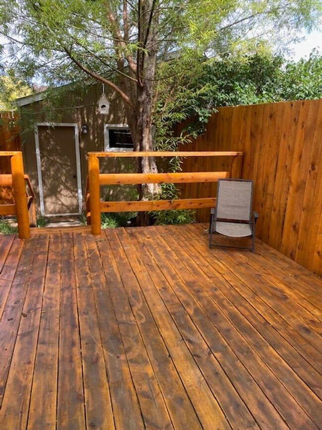 Building Photo - 2 bedroom, 1.5 bath Townhome  $1600/month