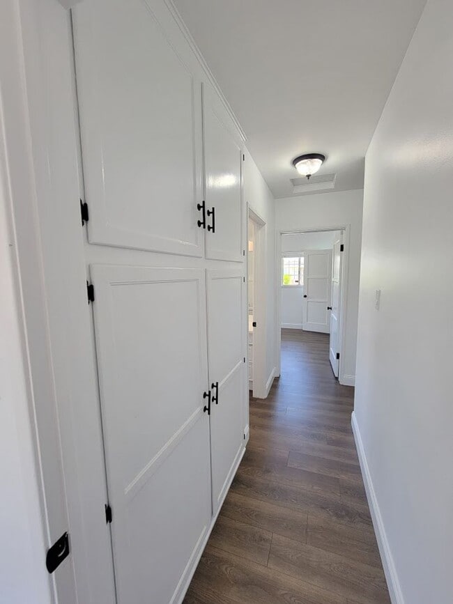 Building Photo - SPACIOUS 3BD/2BA WITH GARAGE, LAUNDRY AND ...