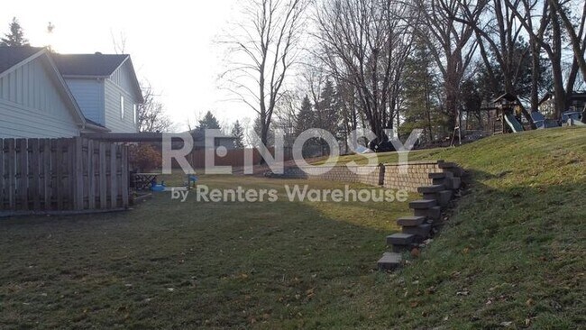 Building Photo - 5 Bedroom 3 Bathroom Single Family Home in Burnsville