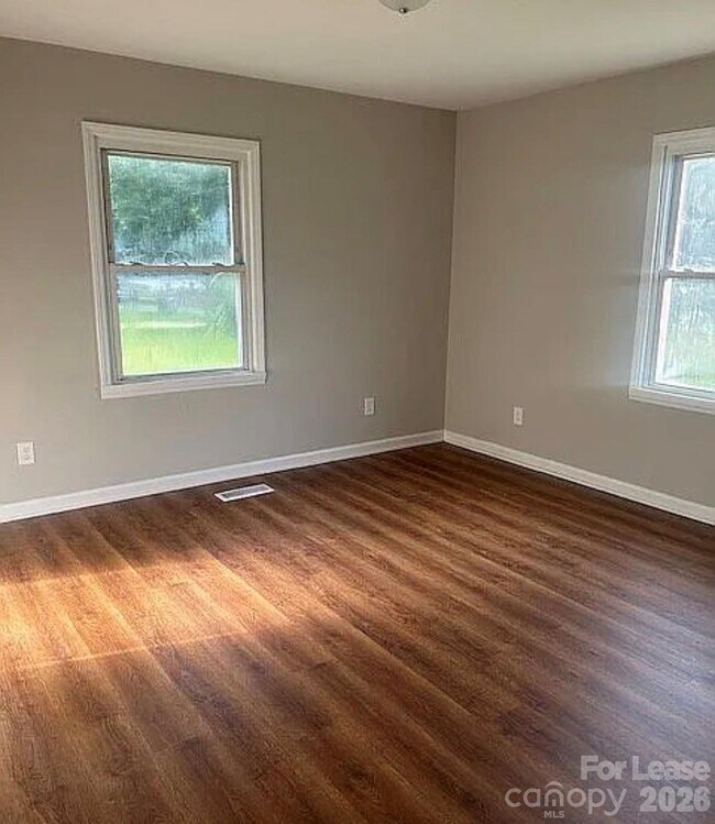 Building Photo - 740 Log Cabin Dr