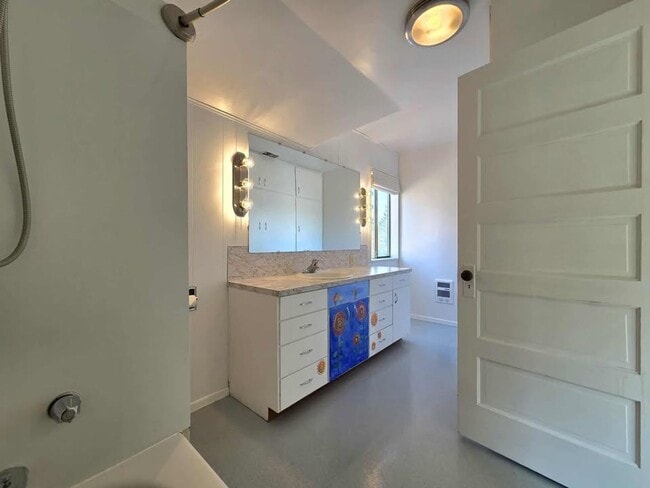 Building Photo - Large 4 Bedroom 2 Bath in Quaint Waterville