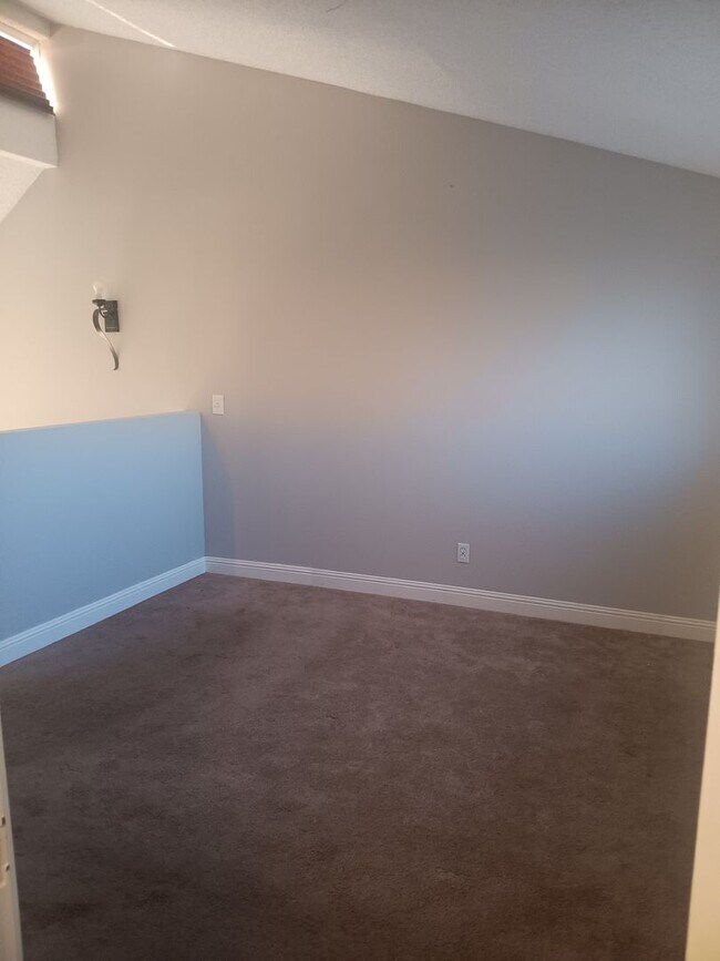 Building Photo - ADORABLE 1 BED/1 BATH/ 1 CAR