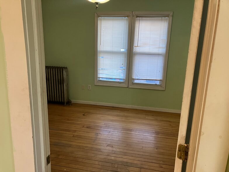 Building Photo - 32 Huntington St