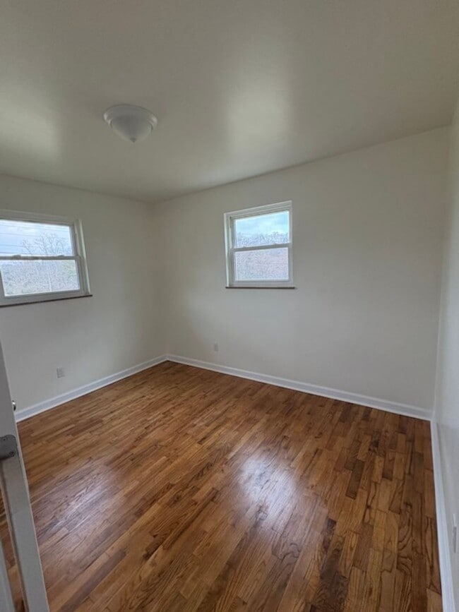 Building Photo - 703 White Rd